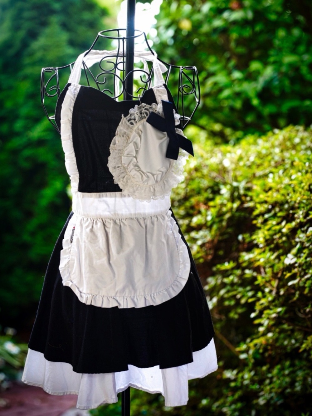 Black & White French Maid Style Dress Apron | Ruffled Lace Bow | Boojibod |